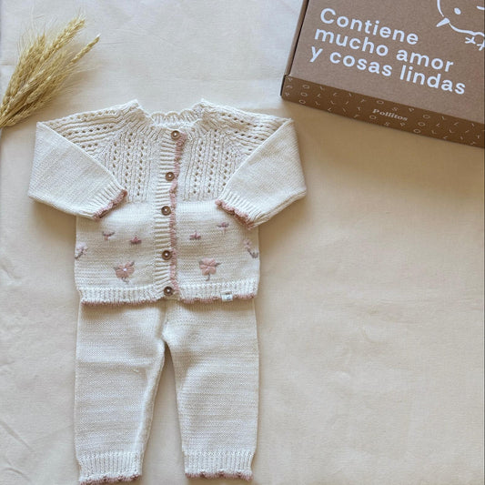 Conjunto tejido - Beige y rosa con florcitas