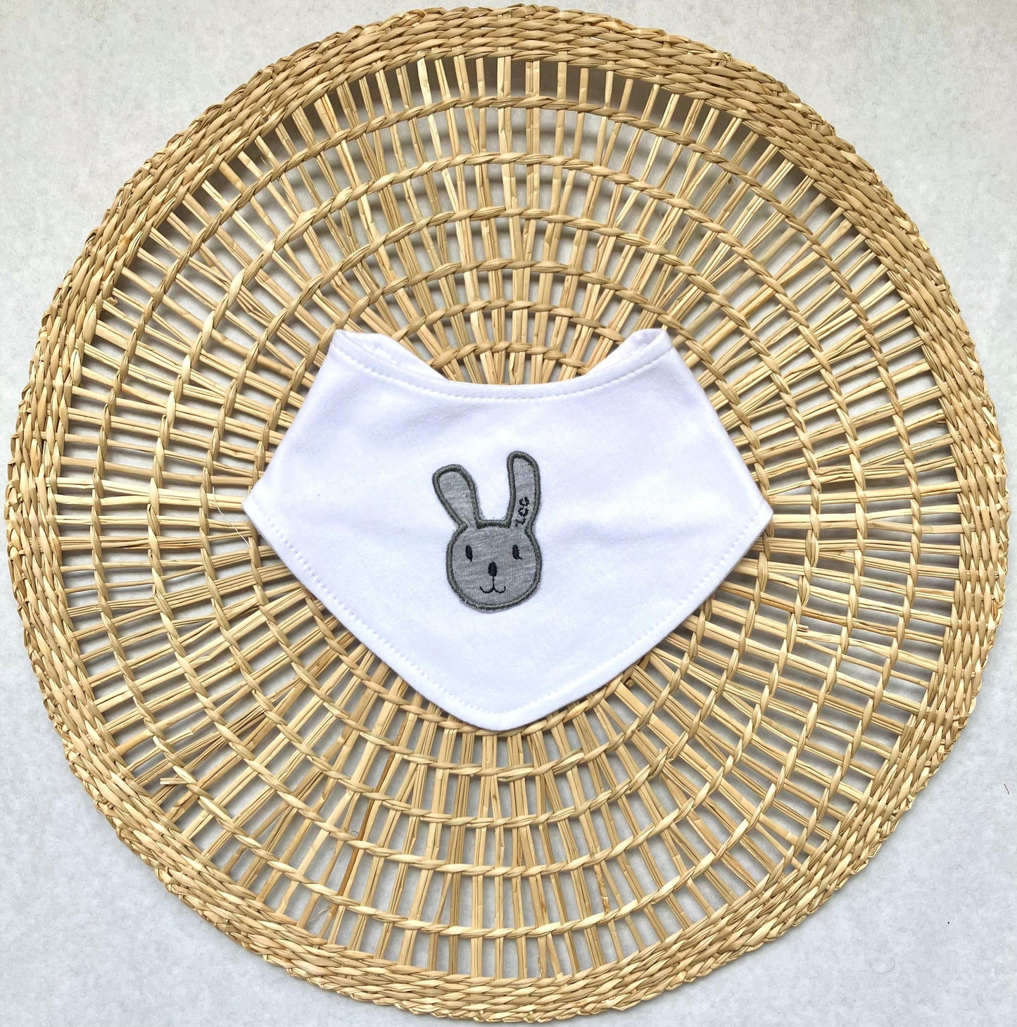Babero bandana bordado - Conejito