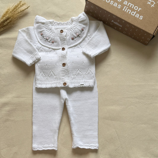 Conjunto tejido -Blanco y rosa cuellito con florcitas