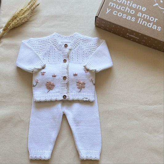 Conjunto tejido - Blanco con rosas bordadas