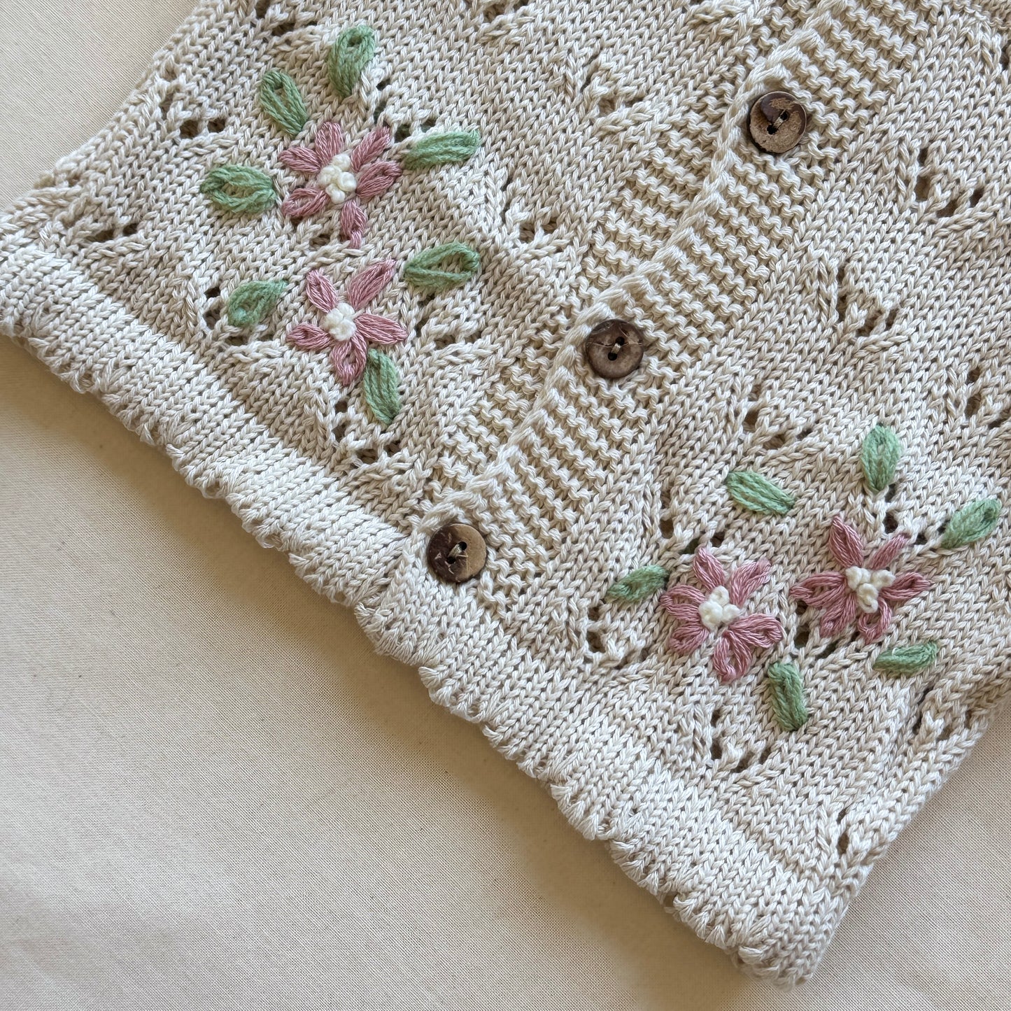 Conjunto hilo -Beige con florcitas rosa