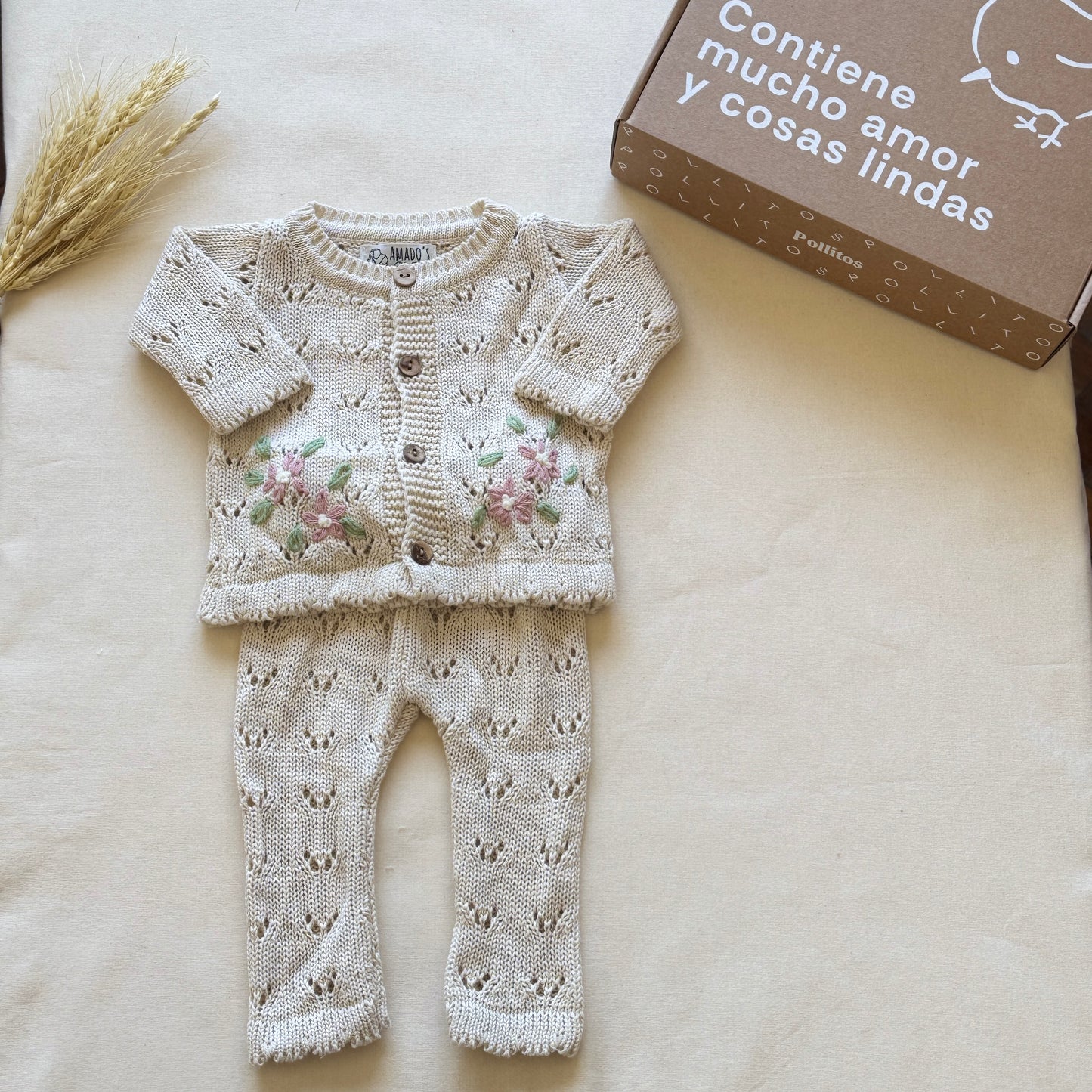 Conjunto hilo -Beige con florcitas rosa