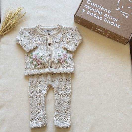 Conjunto hilo -Beige con florcitas rosa