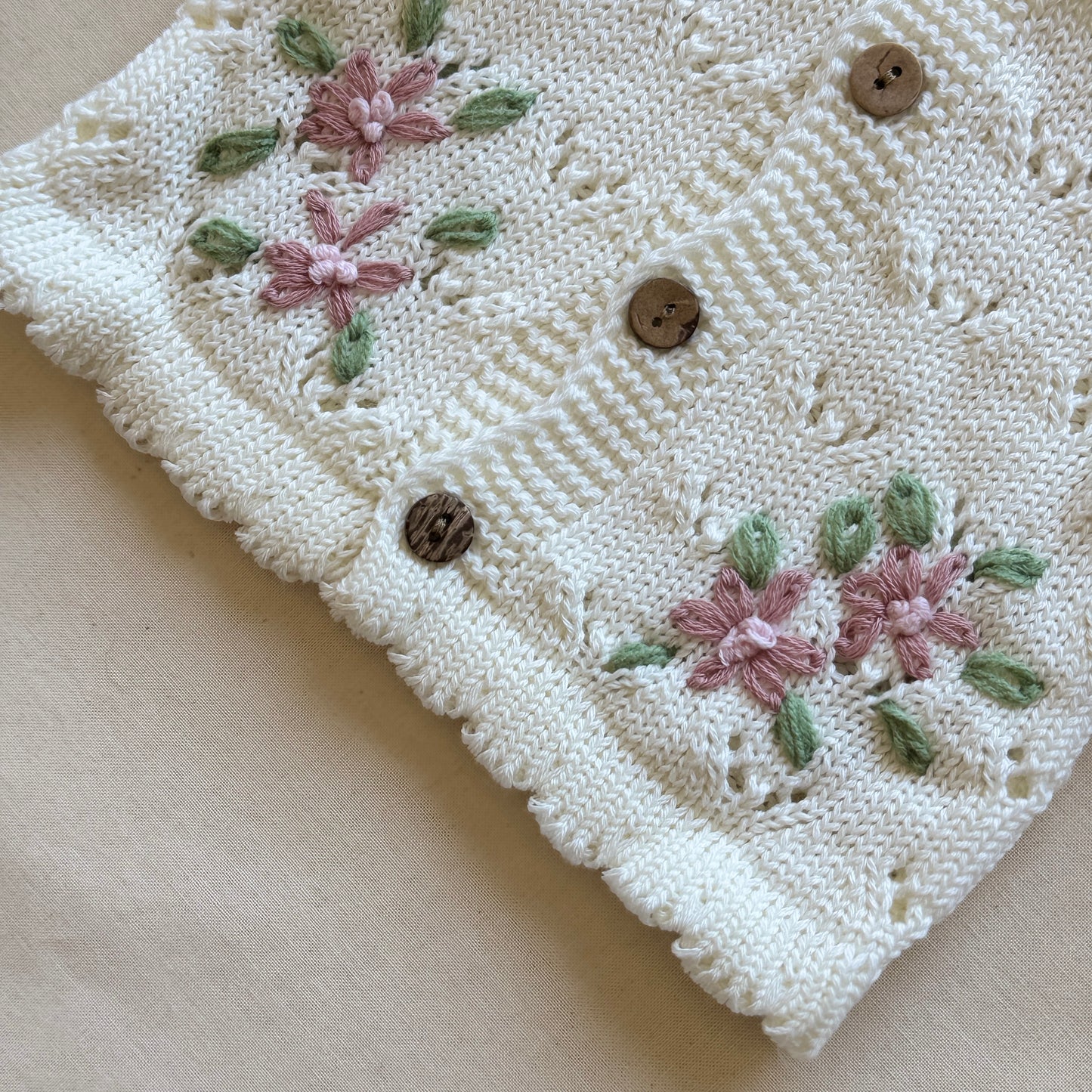 Conjunto hilo - Crudo con florcitas rosas