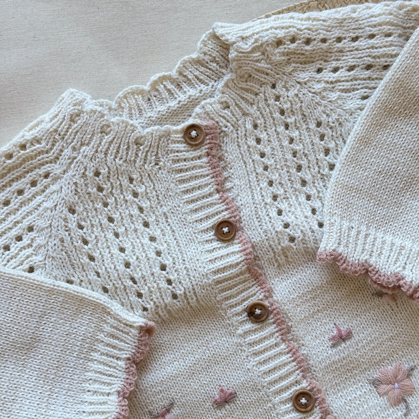 Conjunto hilo - Beige y rosa con florcitas