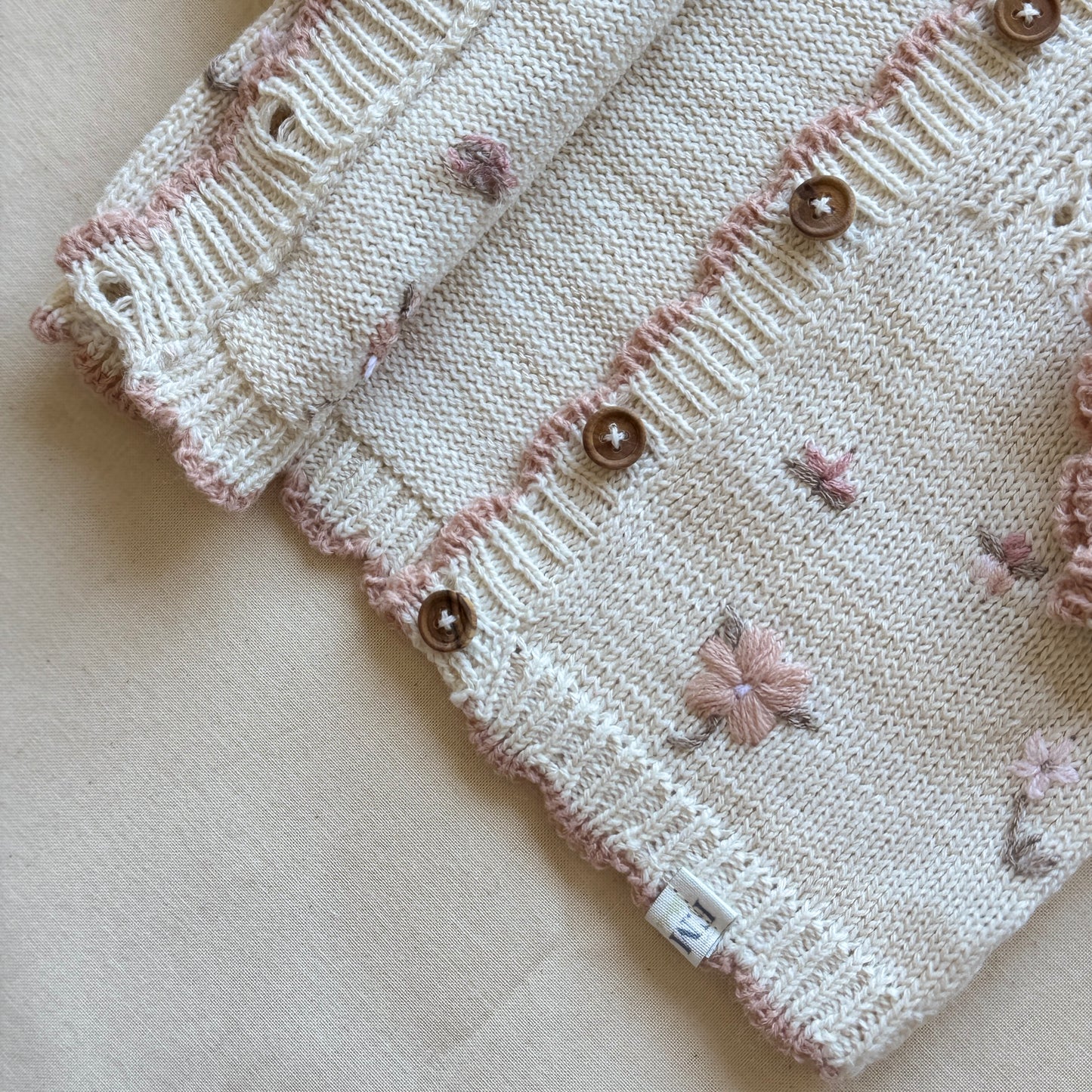 Conjunto hilo - Beige y rosa con florcitas
