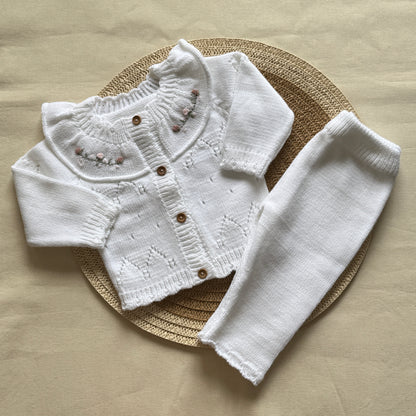 Conjunto tejido -Blanco y rosa cuellito con florcitas
