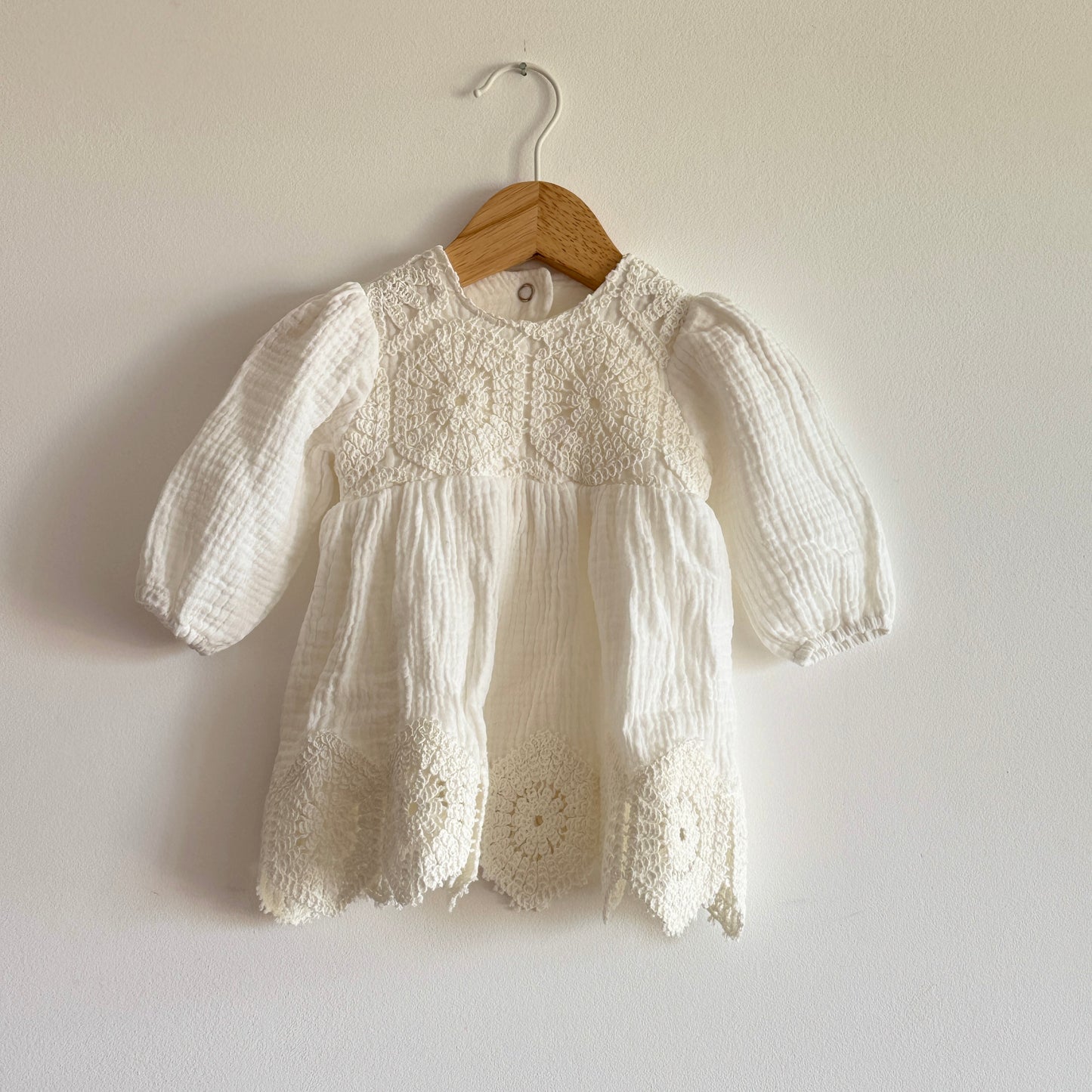 Vestido blanco -  Muselina con galón crochet