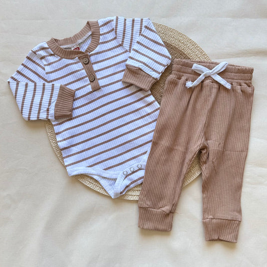 Body y pantalón - Camel a rayas