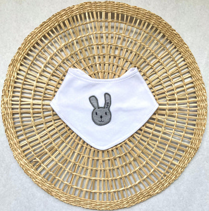 Babero bandana bordado - Conejito