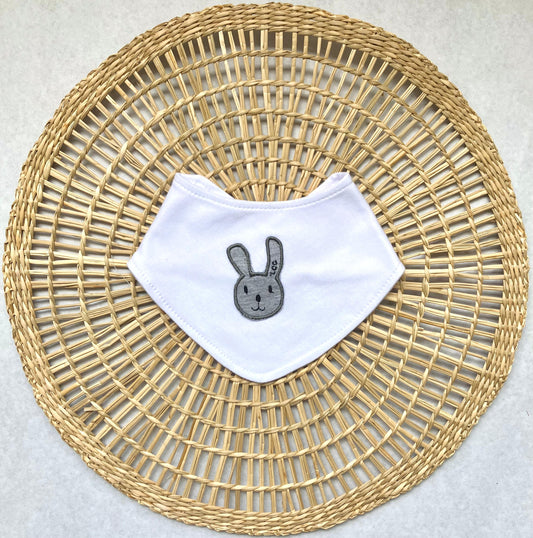 Babero bandana bordado - Conejito