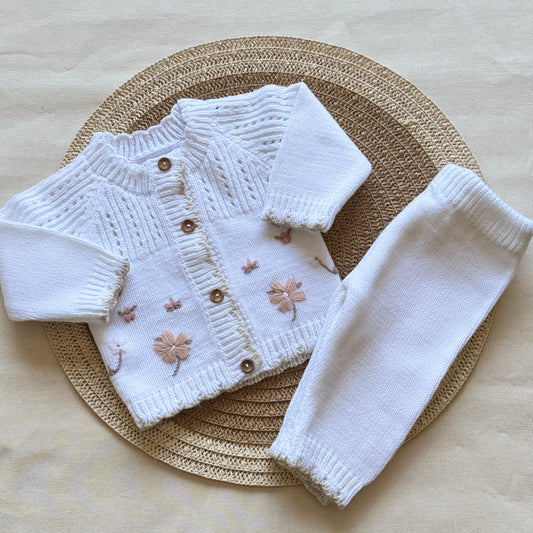 Conjunto tejido - Blanco con rosas bordadas