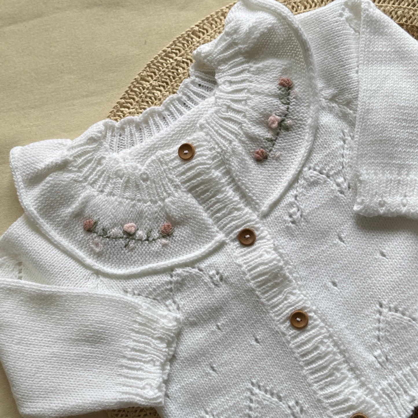 Conjunto tejido -Blanco y rosa cuellito con florcitas