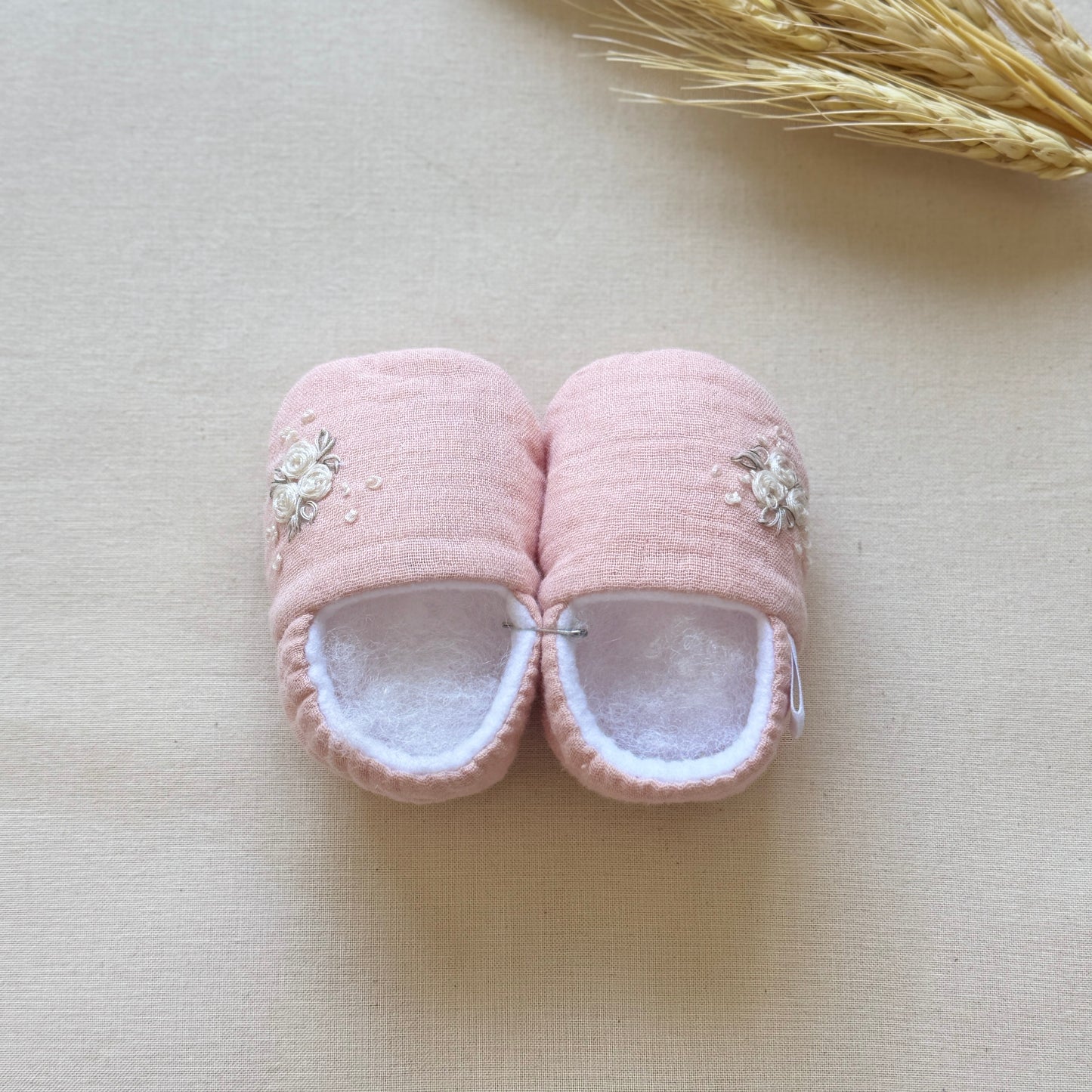 Zapatitos -  Rosa con flor blanca