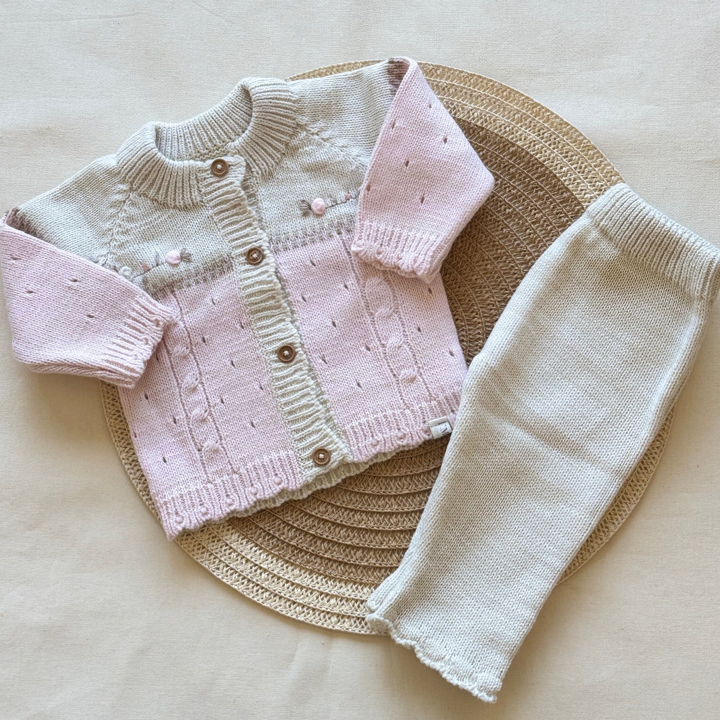 Conjunto tejido - Rosa y beige con bordado