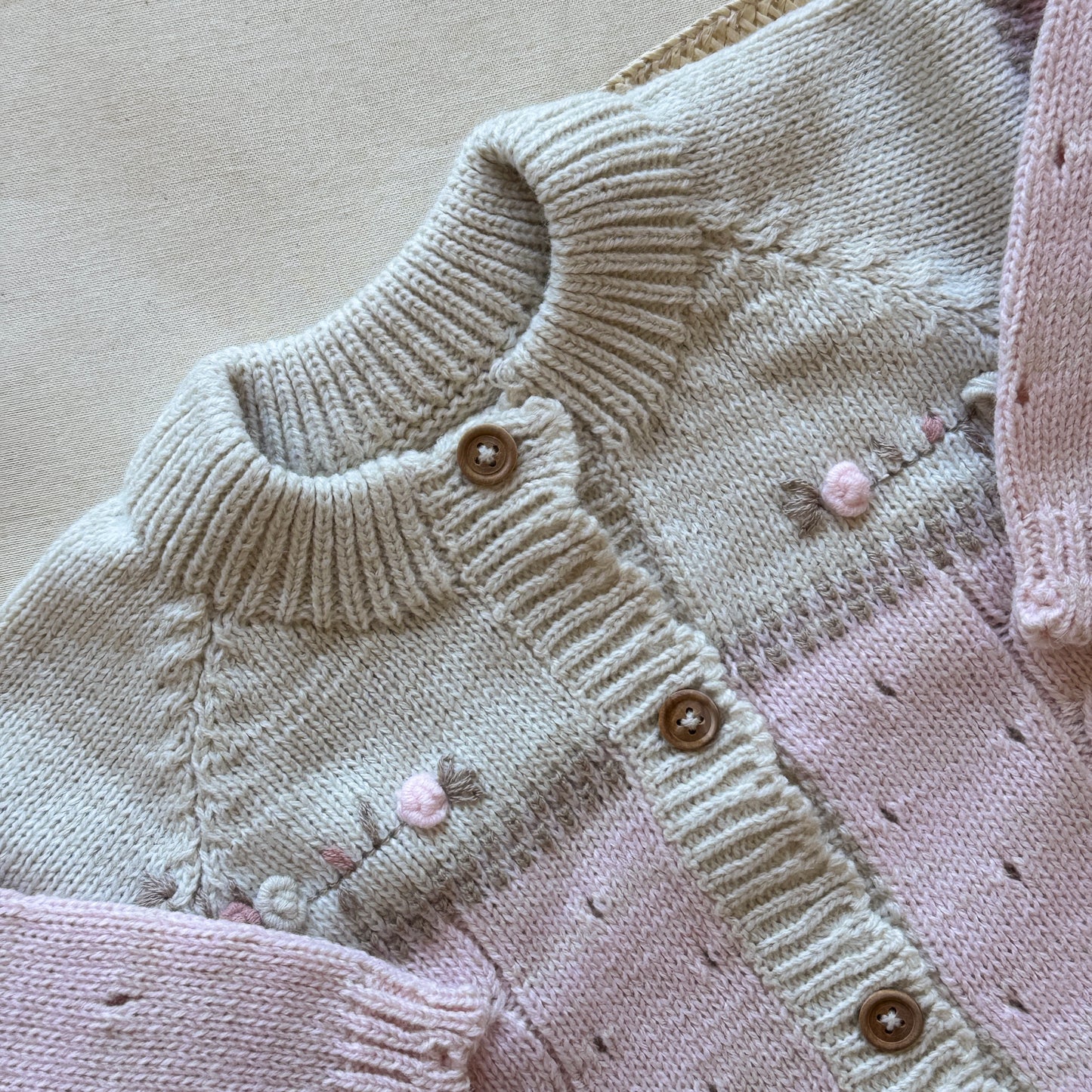 Conjunto tejido - Rosa y beige con bordado