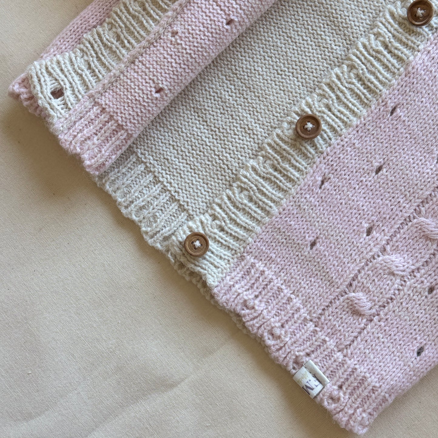 Conjunto tejido - Rosa y beige con bordado