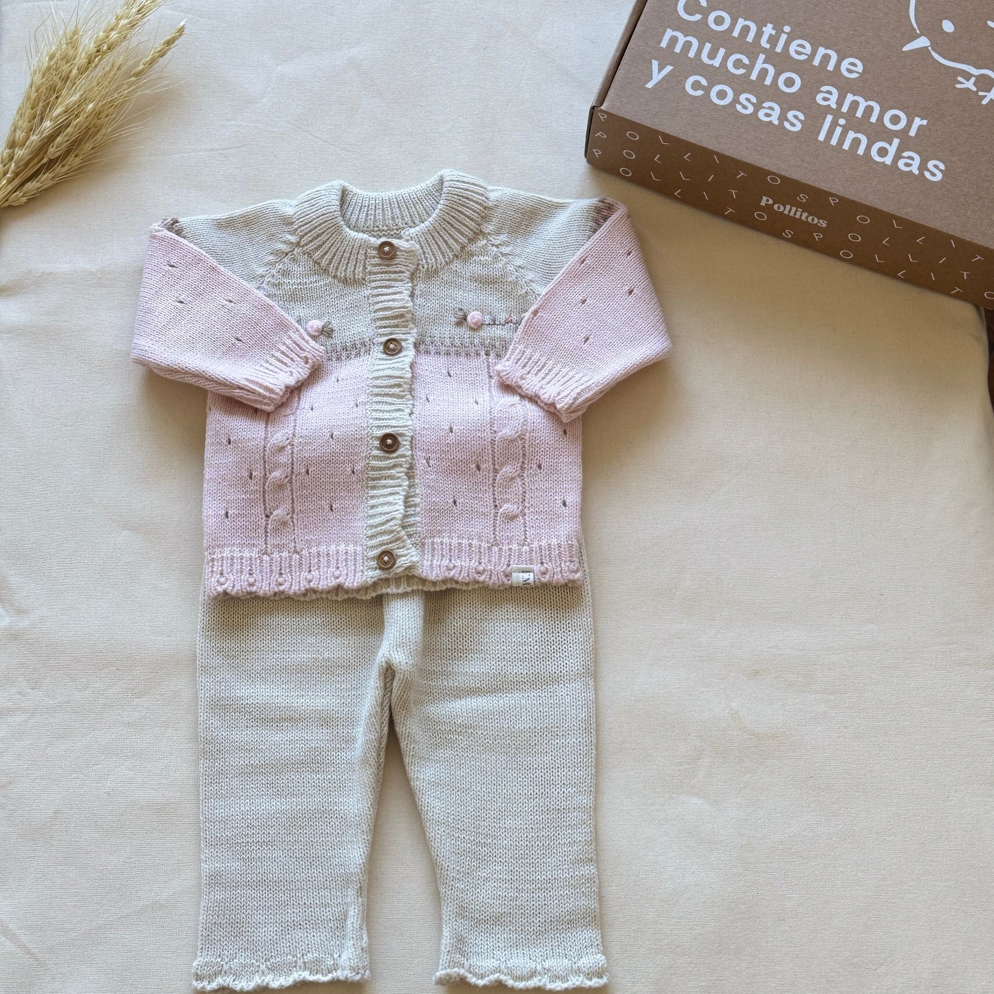 Conjunto tejido - Rosa y beige con bordado